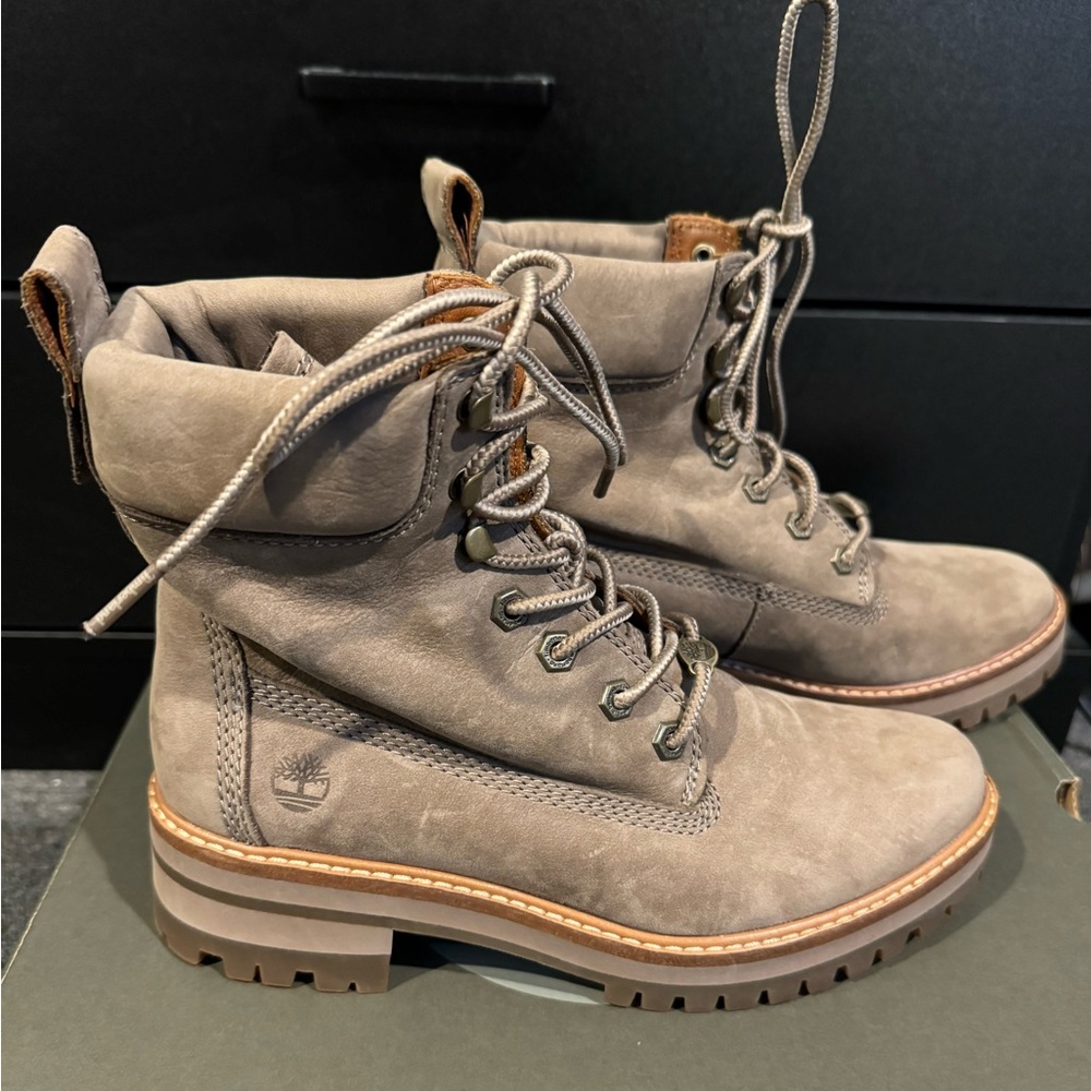 TIMBERLAND Women’s Size 7.5 Courmayeur Valley 6" BOOTS A1RQX Taupe Nubuck